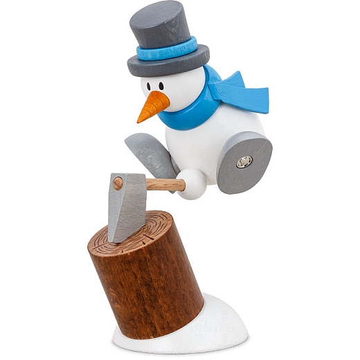 Schneemann Otto beim Holz hacken