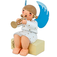 Engel sitzend auf Geschenkpaket mit Trompete weiß